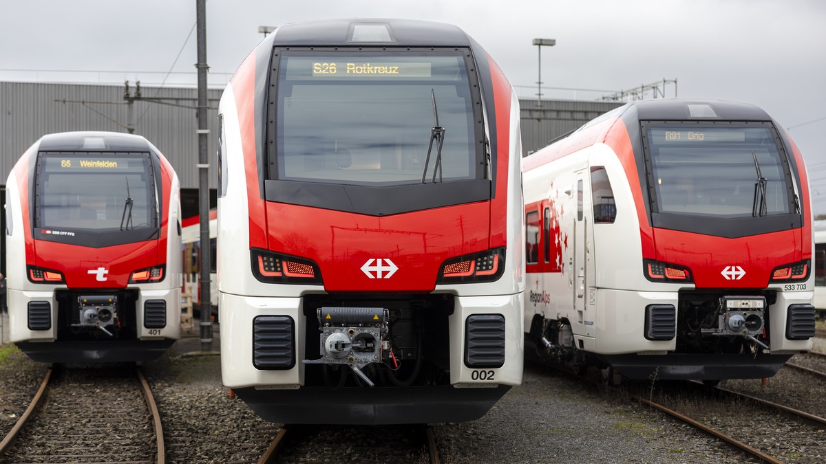 Drei neue Flirt Evo Zuege der Stadler Rail, von Thurbo, links, SBB, Mitte, und RegionAlps, rechts, waehrend einer gemeinsamen Praesentation der SBB, Thurbo und RegionAlps von neuen Flirt Evo Zuegen de ...