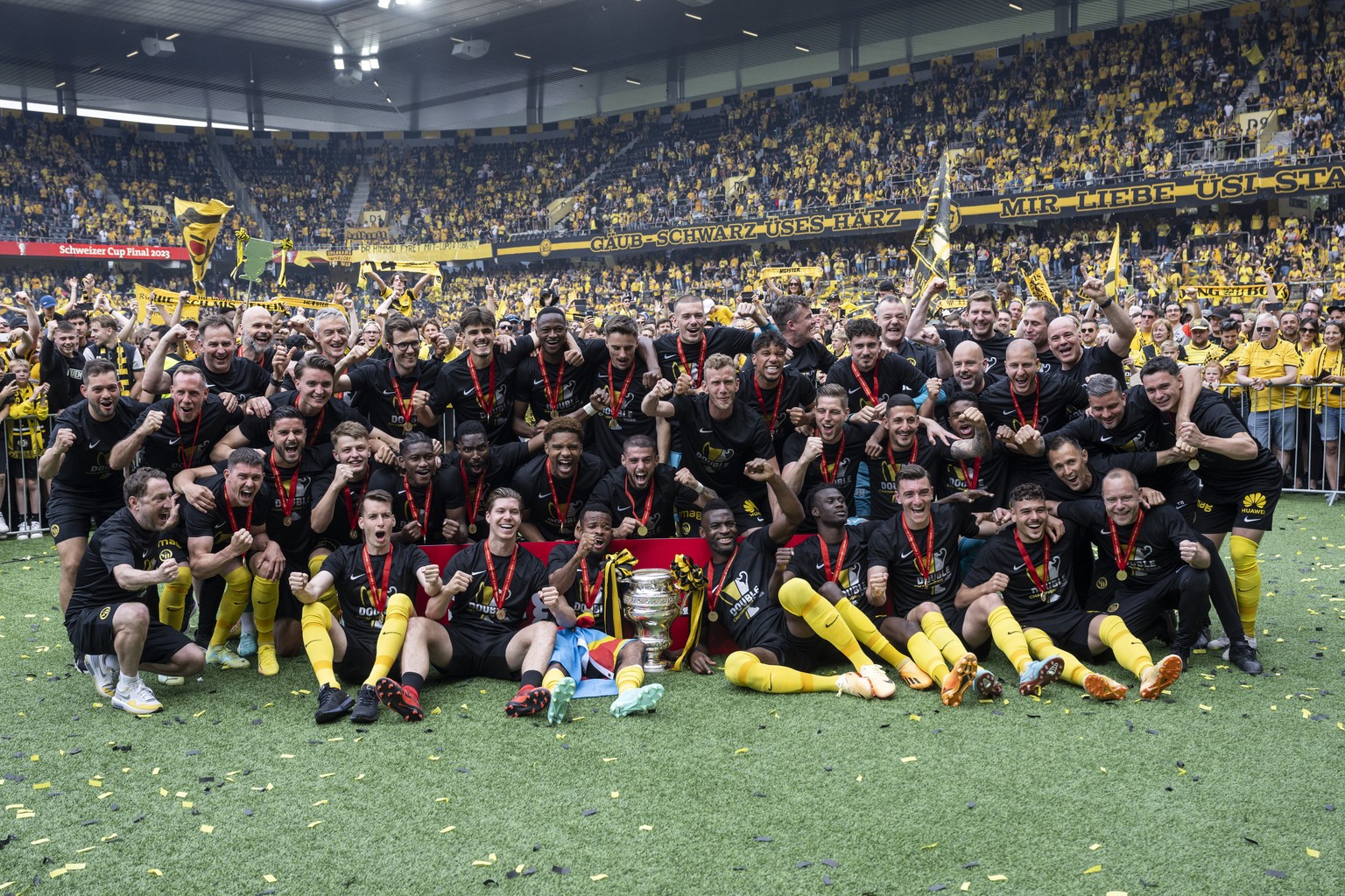 Die Spieler und Staff von YB feiern mit dem Pokal des Fussball Cupsiegers, nach dem Schweizer Fussball Cup Final zwischen dem BSC Young Boys und dem FC Lugano, am Sonntag, 4. Juni 2023, im Stadion Wan ...