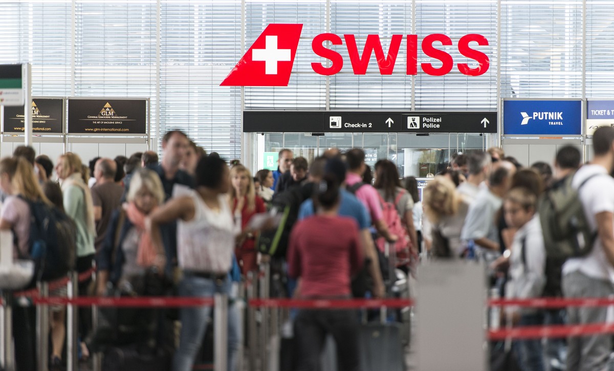 ARCHIVBILD ZU DEN QUARTALSZAHLEN VON SWISS, AM DIENSTAG, 30. APRIL 2019 ---- Passengers queue in the check-in hall 1 at Zurich Airport, pictured in Kloten, Switzerland, on July 31, 2014. (KEYSTONE/Chr ...