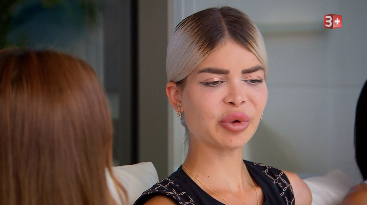 Romina beim Schwingen ihrer aussergewöhnlich sinnfreien Rede.