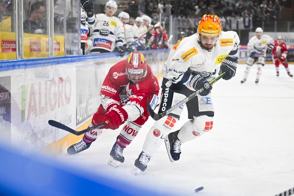 Rapperswils Nico Duenner, links, gegen Ambri-Piottas Michael Spacek, im Eishockeyspiel der National League zwischen den Rapperswil-Jona Lakers und dem HC Ambri-Piotta, am Freitag, 5. Januar 2024, in d ...