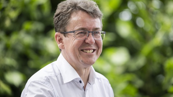 Bundesrat Albert Roesti diskutiert mit Medienleuten, waehrend der Bundesratsreise, am Donnerstag, 29. Juni 2023 in Murten. (KEYSTONE/Alessandro della Valle)