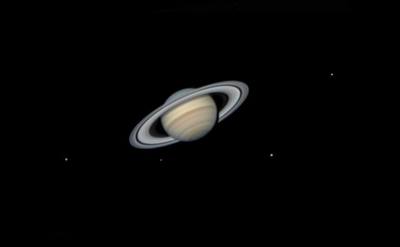 Nominierte für den Astronomy Photographer of the Year 2022. Saturn and its moons by Flávio Fortunato. Astronomy Photographer of the Year 2022 Planets, Comets &amp; Asteroids.