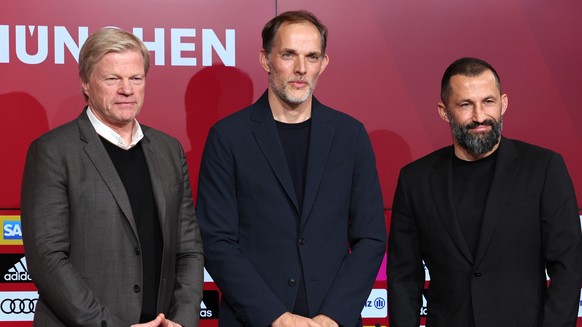 epa10542420 Bayern Munich CEO Oliver Kahn (L) and Bayern&#039;s sporting director Hasan Salihamidzic (R) pose with new Bayern head coach Thomas Tuchel (C) during his presentation at a press conference ...
