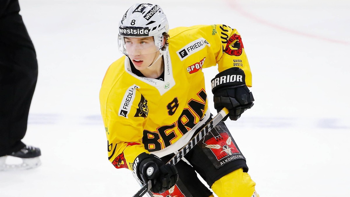 IMAGO / Geisser

Foto Manuel Geisser 09.01.2022 Hallenstadion Zürich Saison 2021/2022 Herren Eishockey NLA ZSC Lions - SC Bern Joshua Fahrni (SC Bern) *** Photo Manuel Geisser 09 01 2022 Hallenstadion ...