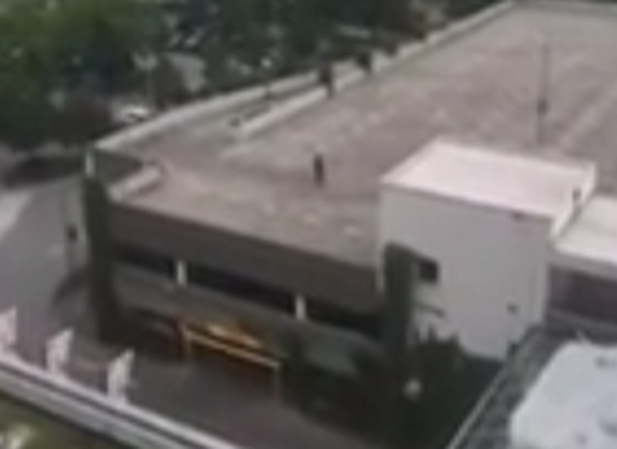 Video soll mutmasslichen Schützen zeigen, wie er sich auf einem Dach ein Wortgefecht mit einem Anwohner liefert