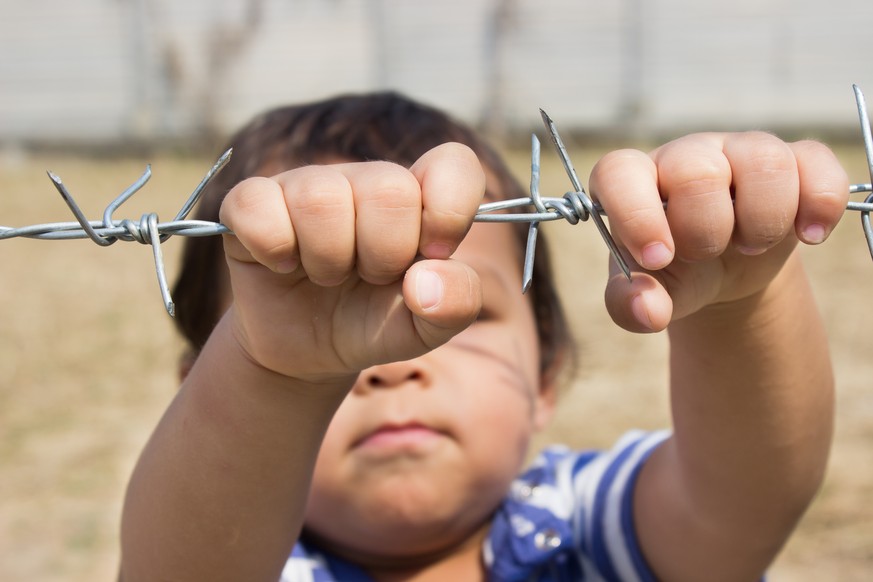 Ein Flüchtlingskind in einem Auffanglager.