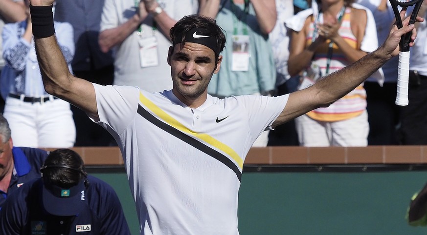 epa06597056 Roger Federer of Switzerland acknowledges the crowd after defeating Federico Delbonis of Argentina during the BNP Paribas Open at the Indian Wells Tennis Garden in Indian Wells, California ...