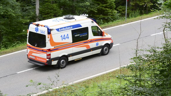 THEMENBILD ZUM FAHRZEUGPOOL AMBULANZEN FUER INNERSCHWEIZER SPITAELER URI, LUZERN, NID- UND OBWALDEN --- Ein Krankenwagen auf dem Weg zur Unfallstelle eines Busungluecks am Mittwoch, 17. Juni 2015. Auf ...