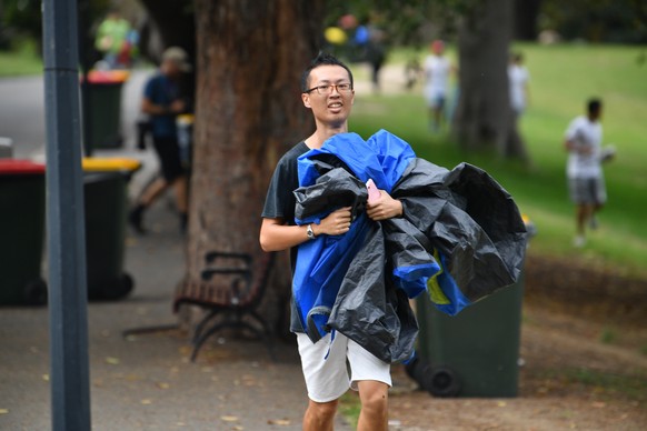 epa07254634 A man is seen running to Mrs Macquarie&#039;s Point in preparation for New Years Eve Fireworks in Sydney, Australia, 31 December 2018. EPA/BRENDAN ESPOSITO AUSTRALIA AND NEW ZEALAND OUT NO ...