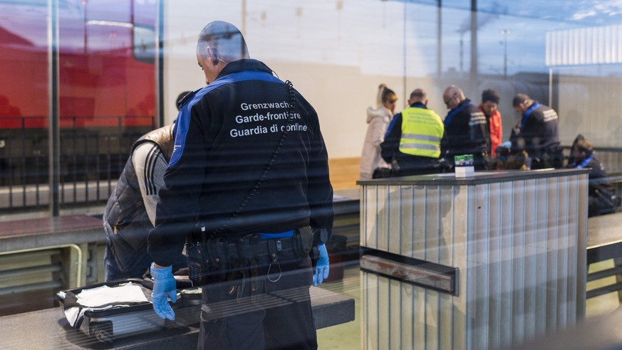 «Können Sie bitte mal aufmachen?» Schweizer Zöllner bei der Arbeit.