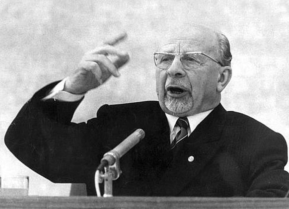 ARCHIV --- Walter Ulbricht, der Staatsratsvorsitzende der Deutschen Demokratischen Republik (DDR), gestikuliert waehrend einer Rede in Ost-Berlin, aufgenommen am 19. Januar 1970. Am Samstag, 1. August ...