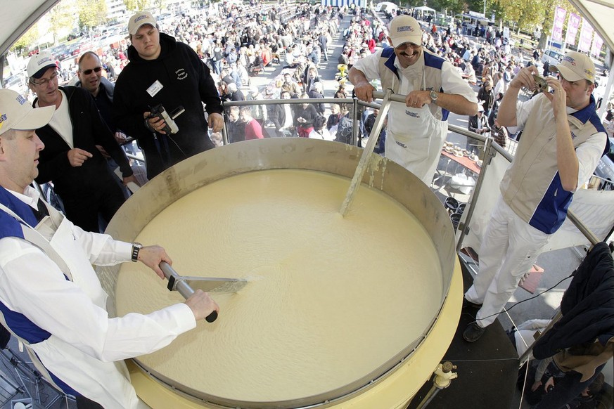 Des benevoles et des specialistes pause a cote de la plus grand fondue au fromage du monde, ce samedi 25 octobre 2008 au Comptoir de Morges. Cette fondue en chiffres 1400 kilos au total qui comprend 9 ...