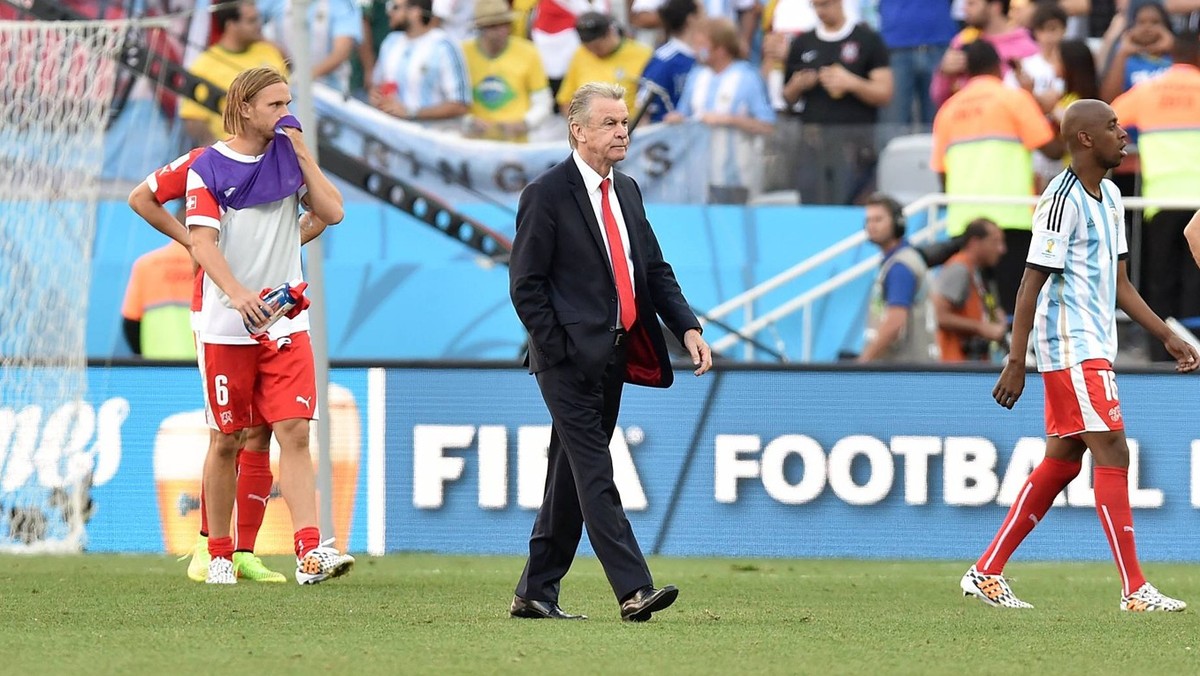 FUSSBALL WM 2014 ACHTELFINALE Argentinien - Schweiz 01.07.2014 Trainer Ottmar Hitzfeld (Mitte, Schweiz) verlaesst nach dem Abpfiff enttaeuscht den Platz PUBLICATIONxNOTxINxAUTxSUIxITA

Football Worl ...