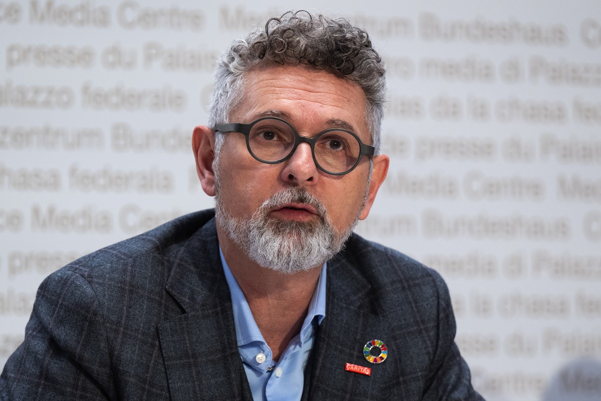 Peter Lack, Direktor Caritas Schweiz spricht an einer Medienkonferenz zur Praemienentlastungs Initiative, am Mittwoch, 17. April 2024, in Bern. Am 9. Juni stimmt die Schweizer Stimmbevoelkerung ueber  ...