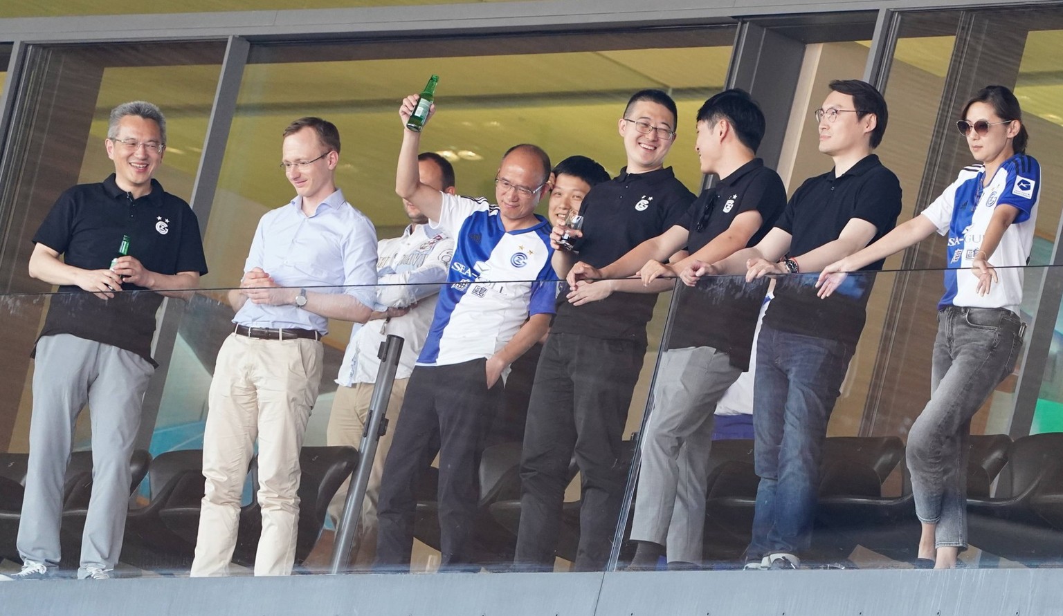 Foto Manuel Geisser 24.07.2022 Stadion Letzigrund Fusball Herren Saison 2022/2023 Grasshopper Club Zuerich - FC Lugano Bild : Jubel auf der Tribuene mit Jenny Wang GC Besitzerin *** Photo Manuel Geiss ...