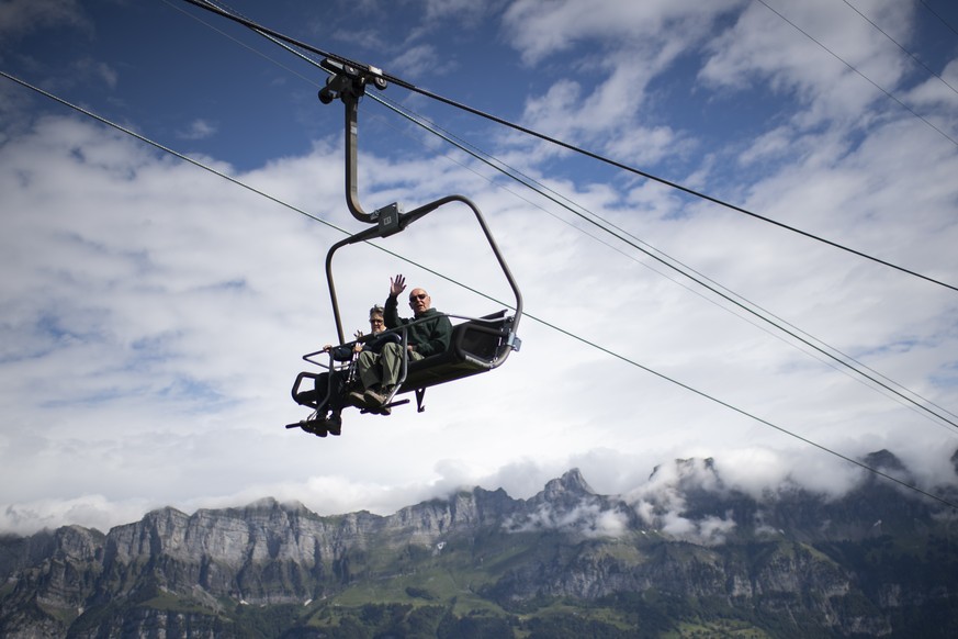 Wanderer auf dem Sessellift Chruez der Bergbahnen Flumserberg, am Samstag, 6. Juni 2020, am Flumserberg. Die Bergbahnen in der Schweiz duerfen heute nach dem Coronavirus-Lockdown wieder den Betrieb au ...