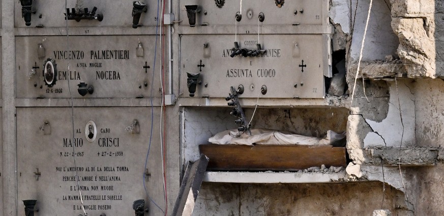 epa10251105 Coffins are visible following the collapsed coven on the hillside of Poggioreale cemetery in Naples, Italy, 17 October 2022 (issued 18 October 2022). A structural collapse at a Naples ceme ...