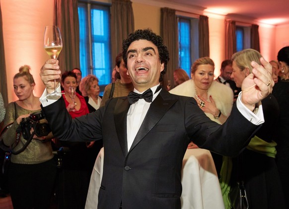 epa05277338 Mexican tenor and laureate Rolando Villazon poses during the awarding ceremony of the &#039;Champagne-Preis fuer Lebensfreude&#039; (lit.: Champagne-Prize for Joy of Life) at the Hotel Lou ...