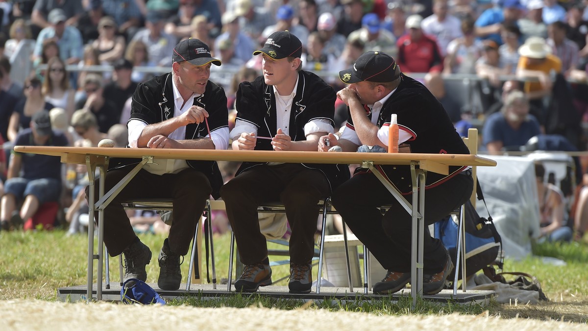 Das Kampfrichter-Trio vor dem Schlussgang am Mittellaendischen Schwingfest am Sonntag, 31. Mai 2015 in Richigen. (KEYSTONE/Lukas Lehmann)