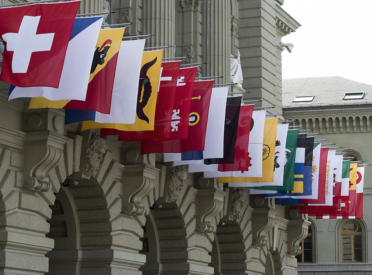 Kantonsfahnen am Bundeshaus: für die Stände ist es noch zu früh für eine abschliessende Stellungnahme zum Rahmenabkommen der Schweiz mit der EU. Sie verlangen vom Bundesrat in drei Bereichen Klärungen ...