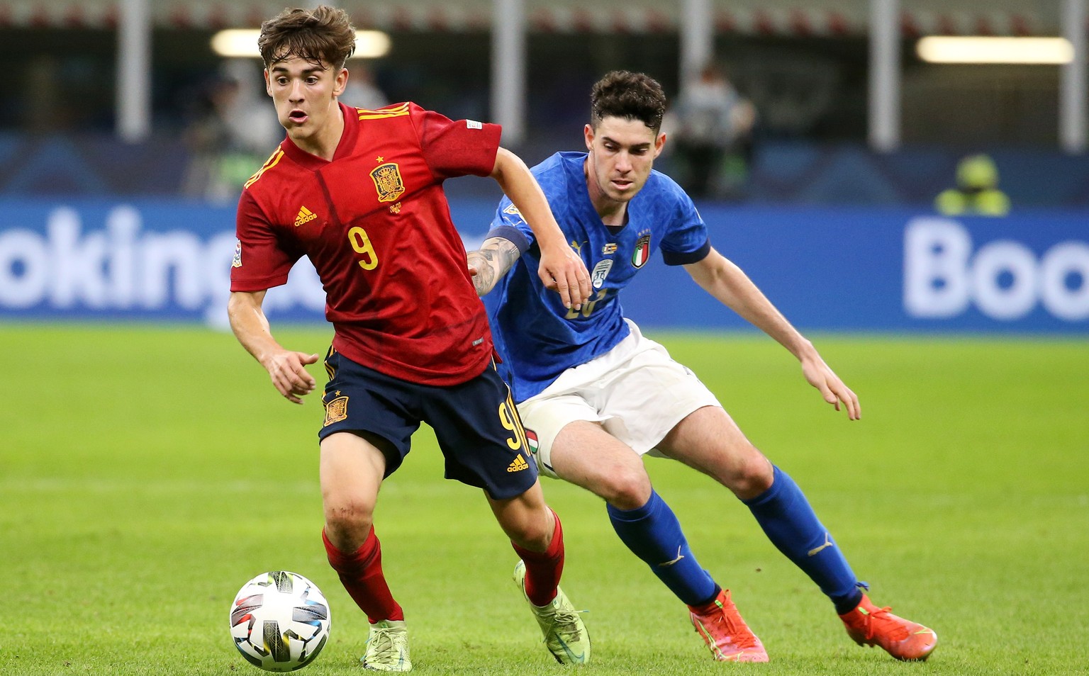 epa09509905 Alessandro Bastoni (R) of Italy in action against Gavi of Spain during the UEFA Nations League semi final soccer match between Italy and Spain in Milan, Italy, 06 October 2021. EPA/MATTEO  ...