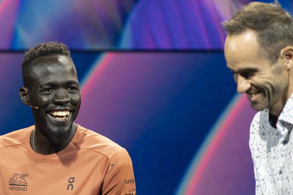 Dominic Lobalu, suedsudanesischer Leichtathlet der die Schweiz vertritt, links, und Markus Hagmann, Coach, sprechen beim Swiss Economic Forum SEF, am Donnerstag, 5. Juni 2024, in Interlaken. Fuehrende ...