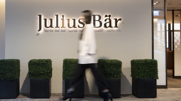 ARCHIVBILD ZUM UMSATZ VON JULIUS BAER IM GESCHAEFTSJAHR 2021, AM MITTWOCH, 2. FEBRUAR 2022 - Eine Frau laeuft vor dem Logo der Julius Baer Bank anlaesslich der Pressekonferenz zur Praesentation der Ja ...