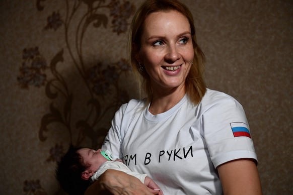 DPR Russia Children s Rights Commissioner 8235788 13.07.2022 Russian Presidential Commissioner for Children s Rights Maria Lvova-Belova holds a baby during a transfer of humanitarian aid to residents  ...