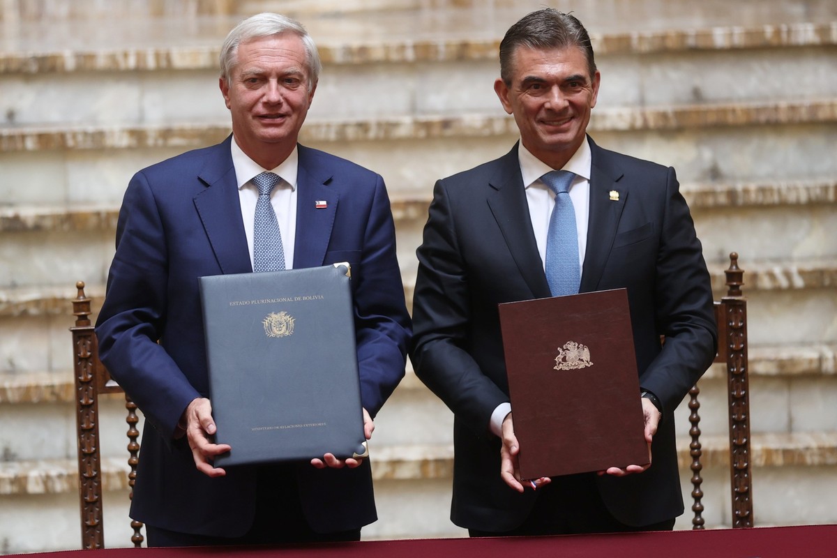 epa13309921 Bolivian President Rodrigo Paz (R) poses alongside his Chilean counterpart, José Antonio Kast, after signing several protocols and joint declarations in La Paz, Bolivia, 16 October 2026. T ...