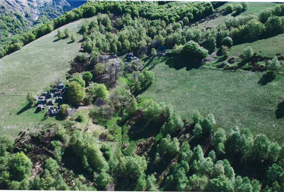 Blick von oben auf die Steinhäuser.