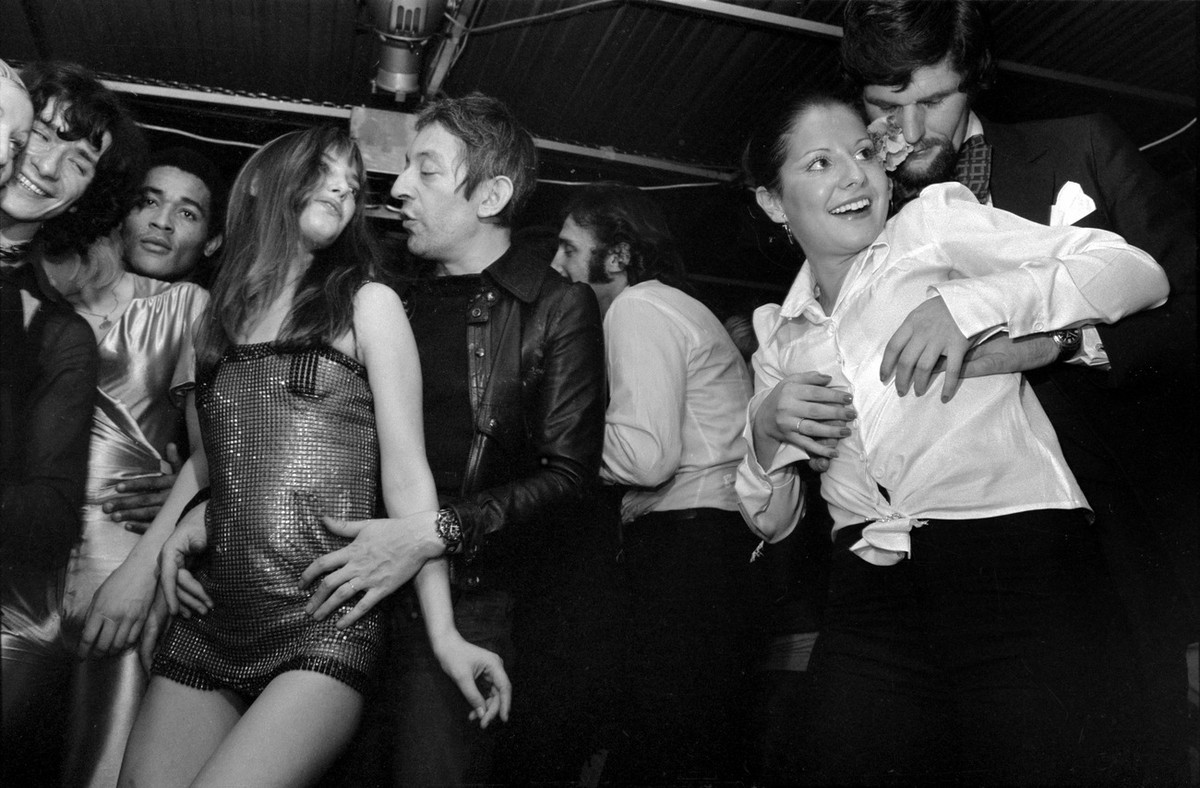 Jane Birkin und Serge Gainsbourg, Mitte, lancieren auf der Tanzflaeche des Nachtclubs "Whiskey a Go Go" ihr Chanson "La decadanse", aufgenommen am 20. Januar 1972 in Cannes waehren ...