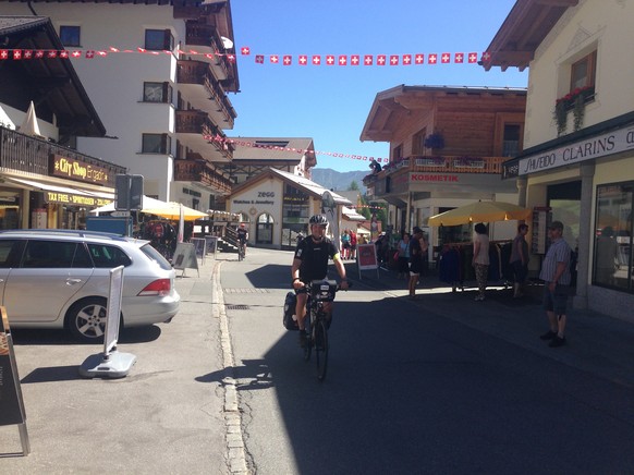Die allerersten der insgesamt rund 11'000 Meter auf der Tour dur d'Schwiiz in Samnaun Dorf. Nein, die Schweizer Fähnli hangen nicht wegen mir. <em>Hier kannst du der Tour dur d'Schwiiz auf <a href="https://www.facebook.com/tourdurdschwiiz" target="_blank"]Facebook[/a] und [a href="https://twitter.co