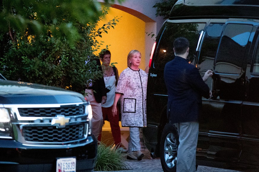 Democratic presidential candidate Hillary Clinton, center, leaves a fundraiser at a private home in Southampton, N.Y., Sunday, Aug. 28, 2016. (AP Photo/Andrew Harnik)