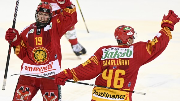 Tigers Pascal Berger, links, Torschuetze zum 3:2 und Vili Saarijaevi, jubeln in der Verlaengerung waehrend dem Playout Spiel 5 der National League, zwischen den SCL Tigers und dem HC Ajoie, am Donners ...