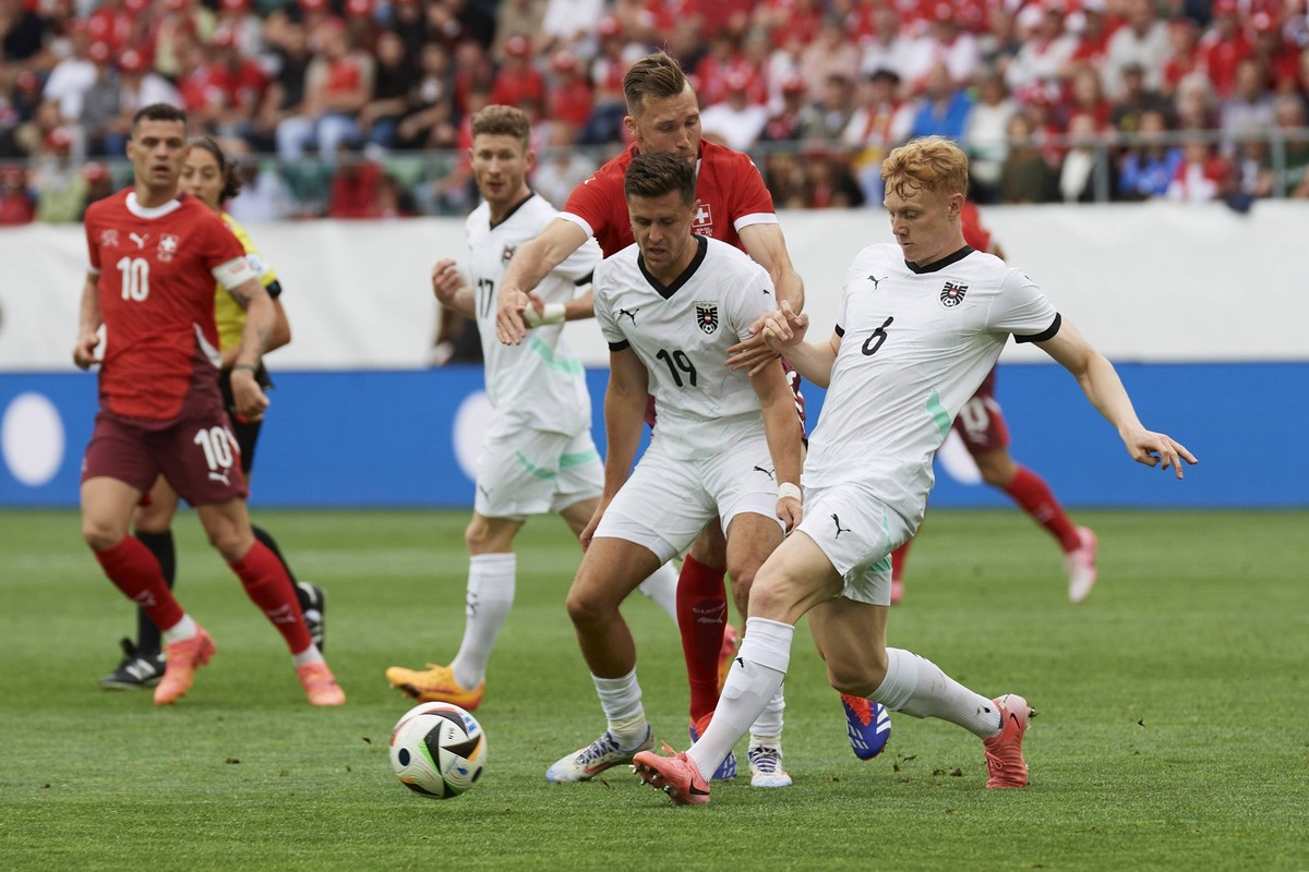 Fussball L�nderspiel Schweiz gegen �sterreich, St. Gallen, Schweiz St. Gallen, Schweiz. 8. Juni 2024. Christoph Baumgartner und Nicolas Seiwald verteitigen den Ball beim Fussball L�nderspiel Schweiz g ...