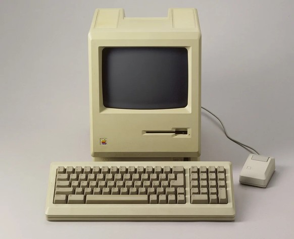 Auch dank Apple, hier ein Gerät von 1984, stieg die Computernutzung im Bildungsbereich rasch an.
https://permalink.nationalmuseum.ch/100179743