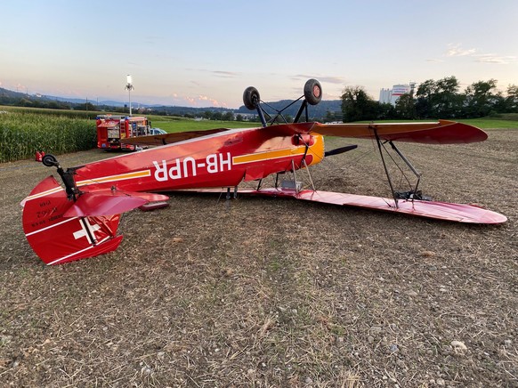 Die Notladung eines Doppeldeckers auf einem Feld in Schinznach-Dorf AG hat am 5. September 2021 glimpflich geendet. Der 51-jährige Pilot blieb unverletzt. Der Oldtimer überschlug sich bei der Notlandu ...