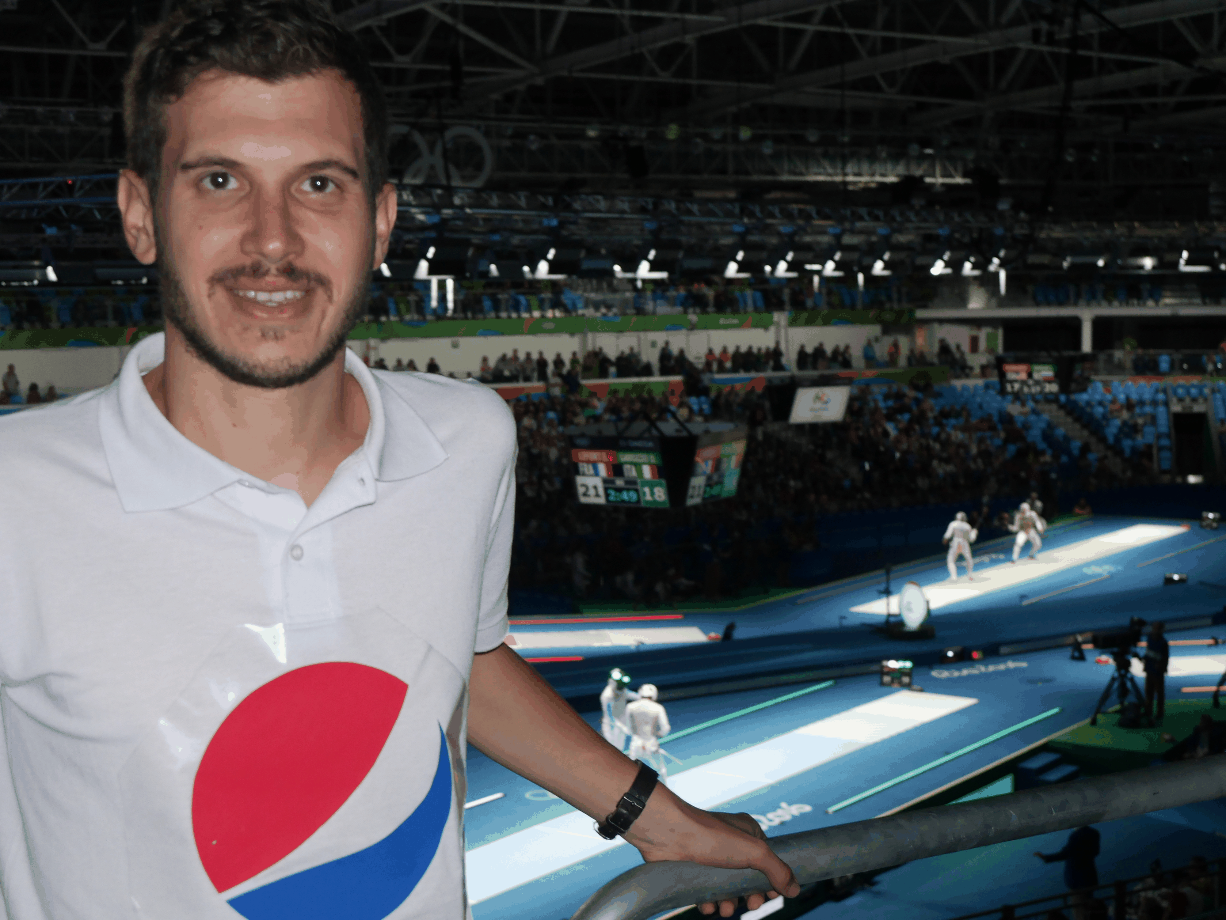 Mit dem auffallenden Pepsi-Shirt in der Fecht-Arena.