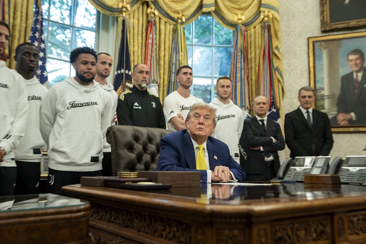 epa12184442 (L-R) Juventus players Timothy Weah, Weston McKennie, Daniele Rugani, coach Igor Tudor, players Dusan Vlahovic and Teun Koopmeiners attend a meeting with US President Donald Trump (Front)  ...