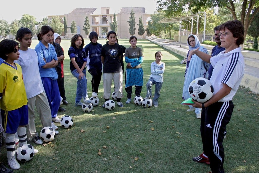 epa01082170 German soccer coach Monika Staab (R) gives instructions to Pakistani female soccer players during a training session in Quetta, Pakistan, 01 August 2007. Monika Staab, who has been deputed ...