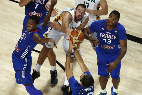 epa04399112 Boris Diaw (R), Evan Fournier (bottom) and Mickael Gelabale (L) of France in action against Jonas Valanciunas (C) of Lithuania during the match between Lithuania and France for the third p ...