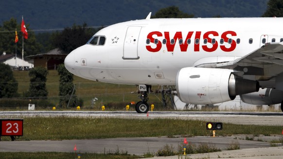ARCHIVBILD ZUR BILANZ DER SWISS IM ERSTEN QUARTAL 2017, AM DONNERSTAG, 27. APRIL 2017 - An aircraft of the Swiss International Air Lines runs on taxiway at the Geneva Airport, in Geneva, Switzerland,  ...