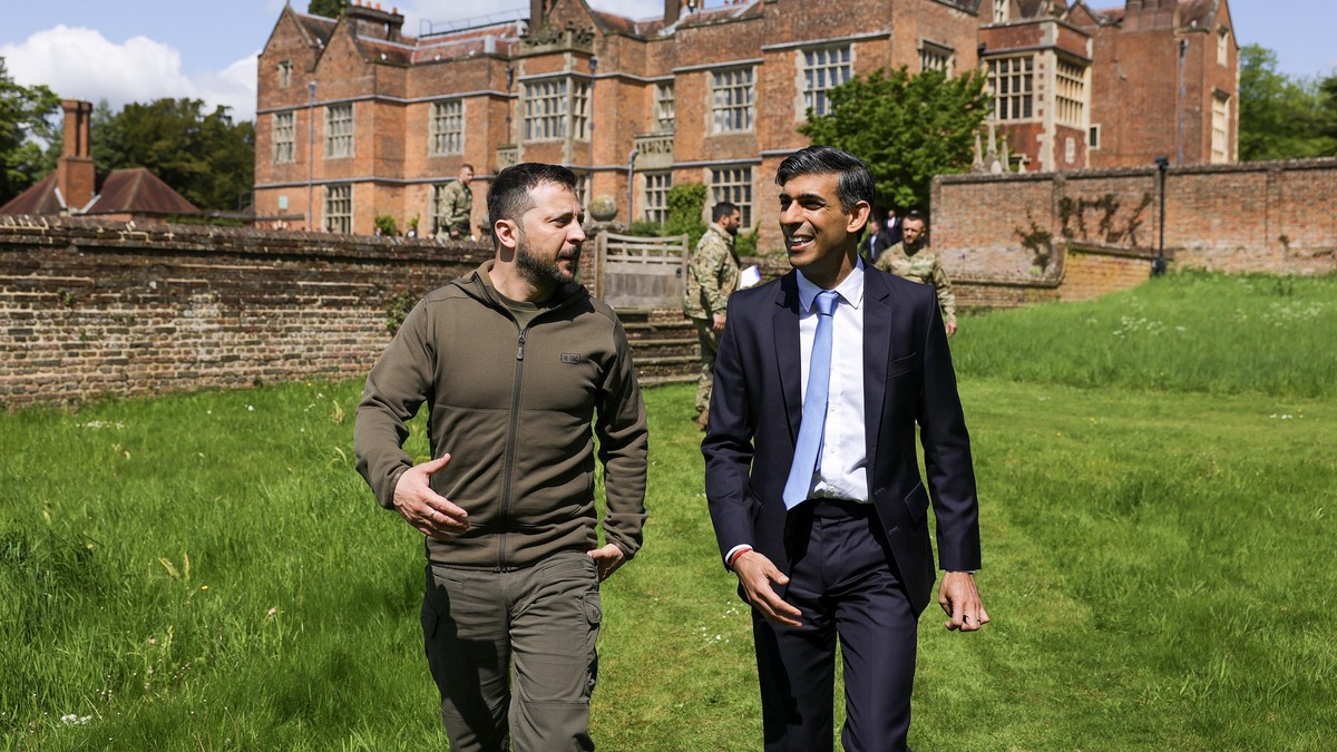 epa10629309 A handout photo made available by the British Prime Minister's Office No.10 Downing Street shows Britain's Prime Minister Rishi Sunak (R) with Ukrainian President Volodymyr Zelen ...