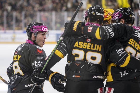 Ajoies Bastien Pouilly, links, jubelt mit seinem Mitspielern nach dem Tor zum 5:3 durch Guillaume Asselin, Mitte, im Eishockey-Qualifikationsspiel der National League zwischen dem HC Ajoie und dem HC  ...