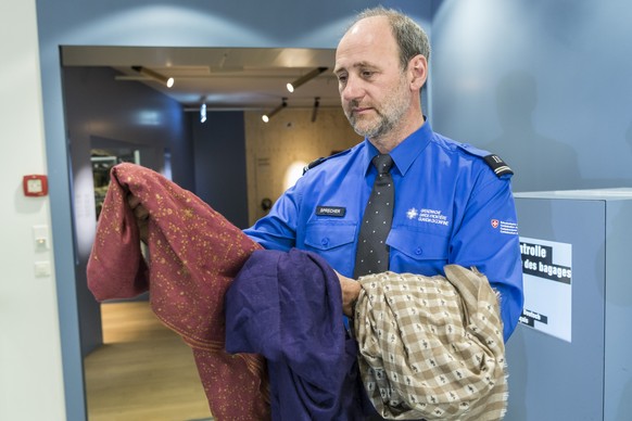 Martin Sprecher, Postenchef Grenzwachposten Graubuenden, zeigt Schals aus der Wolle der geschuetzten Tibetantilope (Shantoosh) in einer Ausstellung im Naturhistorischen Museum, am 15. Maerz 2016 in Be ...