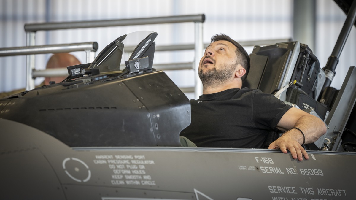 Volodymyr Zelensky dans le cockpit d'un F-16 danois, en août 2023.