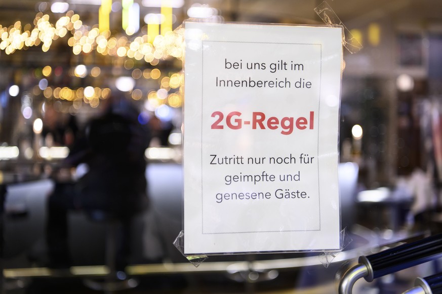 Ein Plakat informiert die Gaeste, dass im Restaurant Aarbergerhof die 2G-Regel &quot;geimpft oder genesen&quot; gilt, am Donnerstag, 9. Dezember 2021 in Bern. (KEYSTONE/Anthony Anex)