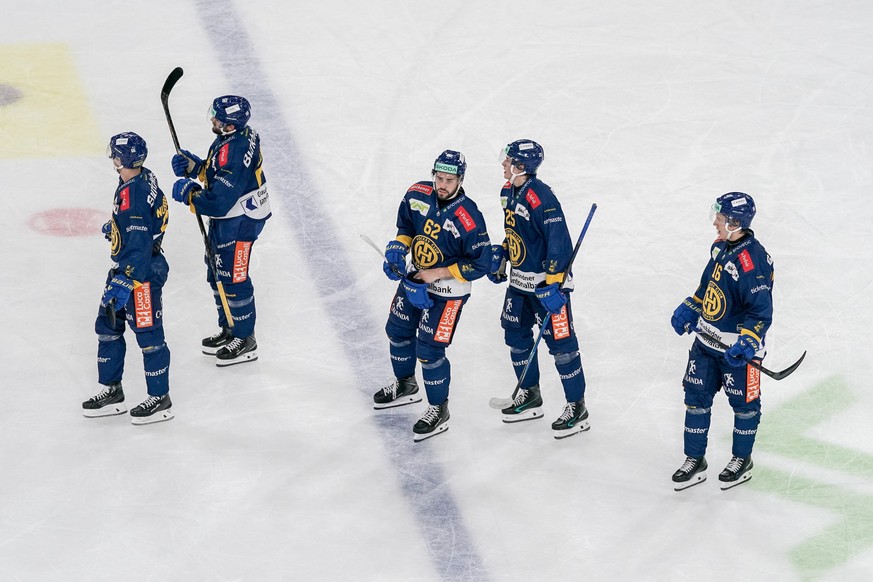 Valentin Nussbaumer (HCD), Frederic Allard (HCD), Harrison Schreiber (HCD), Beni Waidacher (HCD) und Guus Van der Kaaij (HCD), von links, enttaeuscht nach dem Zuger Treffer zum 2-5 beim Eishockey Meis ...
