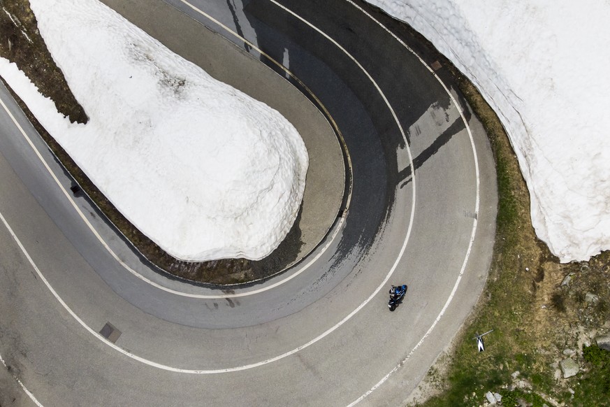 Une moto roule ce samedi 9 juin 2018 sur la route du Col du Grimsel. (KEYSTONE/Jean-Christophe Bott) 

A biker rides the road to the Grimselpass, in Switzerland, Saturday, June 9, 2018. (KEYSTONE/Je ...